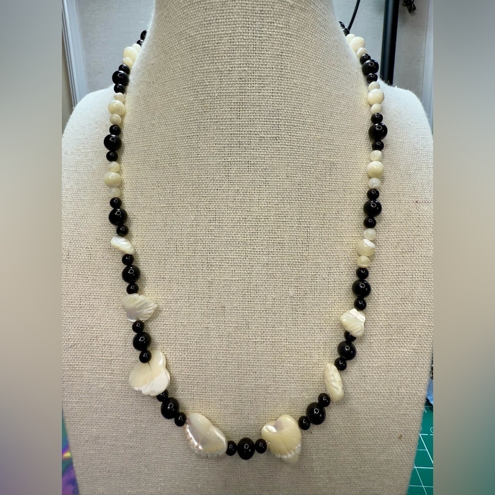 Vintage Mother of Pearl &‎ Black Beaded Necklace 18” 925 Silver